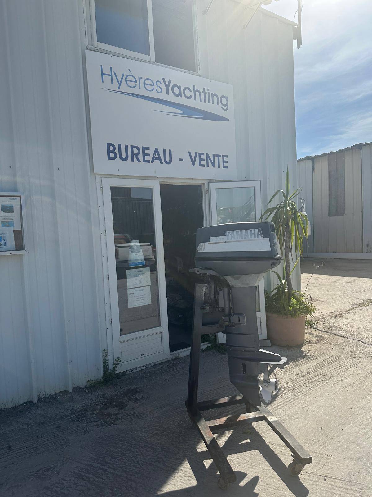 Vente vérin hydraulique pour moteurs hors-bord Yamaha d’occasion avec installation simple et livraison express Toulon dans le Var (83)