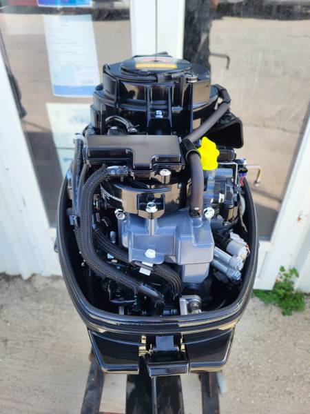 A vendre Moteur Suzuki 20 CV 4 Temps Injection Arbre Court près du Pradet