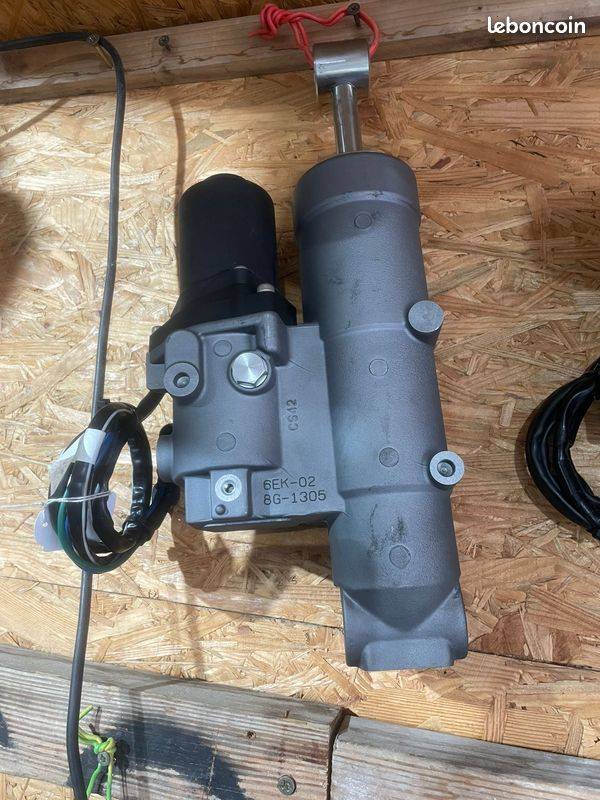 Trim Yamaha Mono Vérin – Pièce d’Origine Dernière Génération, État Neuf