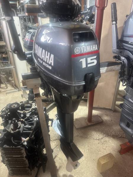 moteur hors-bord 15 cv yamaha 4 temps arbre long barre franche proche du port de hyeres