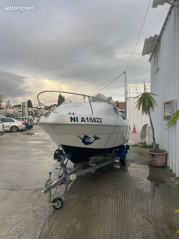bateau LOU – Neptune 4,96 m : Polyvalence, Sécurité et Plaisir de Navigation