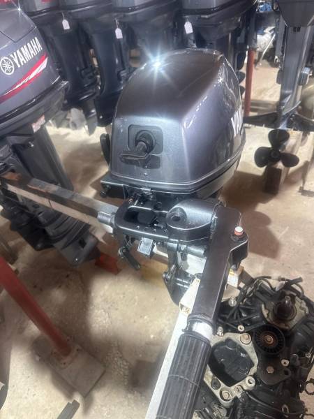 moteur hors-bord 15 cv yamaha 4 temps arbre long barre franche proche du port de hyeres