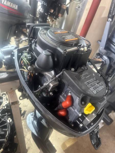 moteur hors-bord 15 cv yamaha 4 temps arbre long barre franche proche du port de hyeres