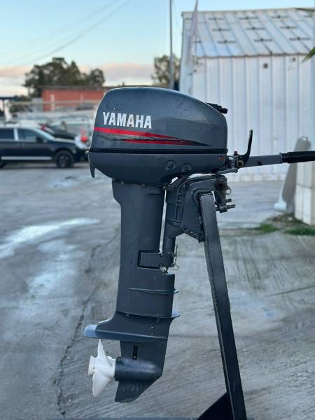 moteur hors-bord YAMAHA 9.9cv 2 temps barre franche, arbre long