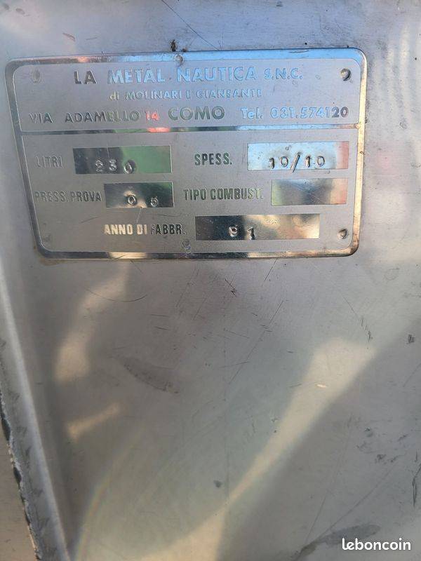 Réservoir Inox 230 L – Forme Adaptée et Capacité Optimale pour Votre Bateau