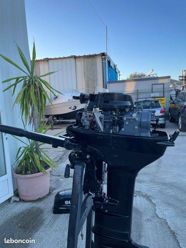 moteur hors-bord bi-cylindre