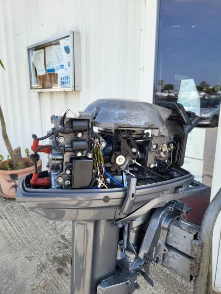 A VENDRE MOTEUR 25 CV YAMAHA ENDURO 2 TEMPS ARBRE LONG BARRE FRANCHE PROCHE DE HYERES