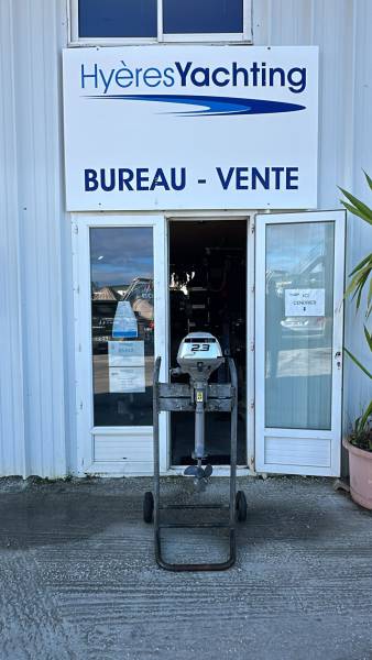 A vendre moteur hors bord 2.3cv HONDA 4 temps arbre court réservoir intégré proche de Hyeres