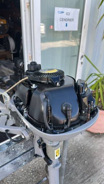 A vendre moteur hors bord 2.3cv HONDA 4 temps arbre court réservoir intégré proche de Hyeres
