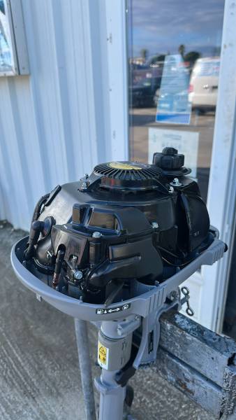 A vendre moteur hors bord 2.3cv HONDA 4 temps arbre court réservoir intégré proche de Hyeres