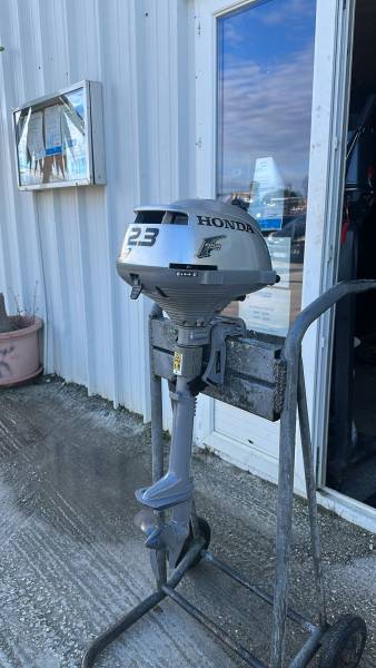 A vendre moteur hors bord 2.3cv HONDA 4 temps arbre court réservoir intégré proche de Hyeres