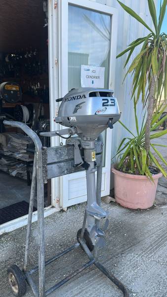 A vendre moteur hors bord 2.3cv HONDA 4 temps arbre court réservoir intégré proche de Hyeres