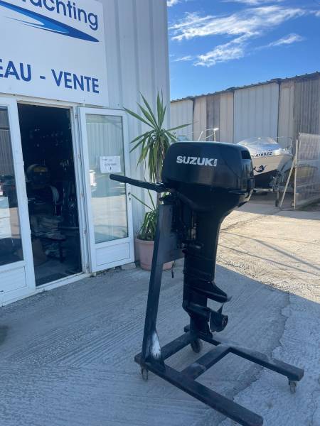 Moteur 30cv suzuki 2 temps arbre long  barre franche