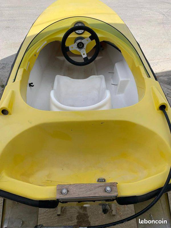 A vendre petit bateau jaune et blanc a Hyères