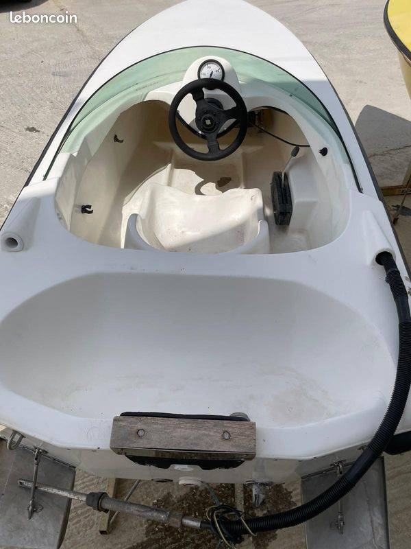 A vendre petit bateau jaune et blanc a Hyères